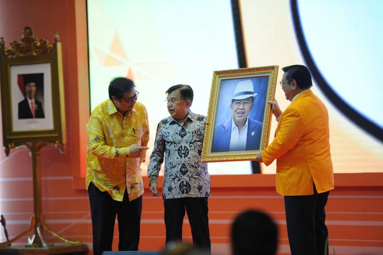 Ketua Umum Partai Golkar Airlangga Hartarto (kiri), Wakil Presiden RI Jusuf Kalla, dan Ketua PPK Kosgoro 1957 Agung Laksono saat Musyawarah Pimpinan Nasional (Muspimnas) V Kesatuan Organisasi Serbaguna Gotong Royong (Kosgoro) 1957, organisasi sayap Partai Golkar, di Hotel Kartika Chandra, Rabu (31/7/2019)