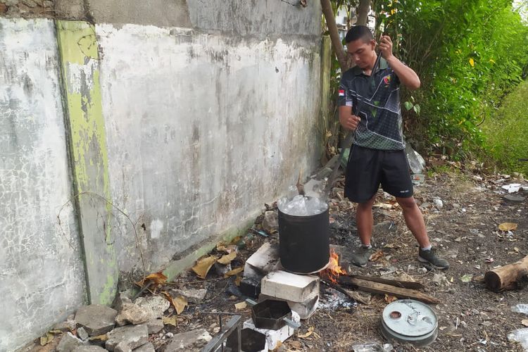 Anggota Kodim 0812/Lamongan, Jawa Timur, saat menunjukkan proses pembuatan paving blok dari bahan sampah plastik.