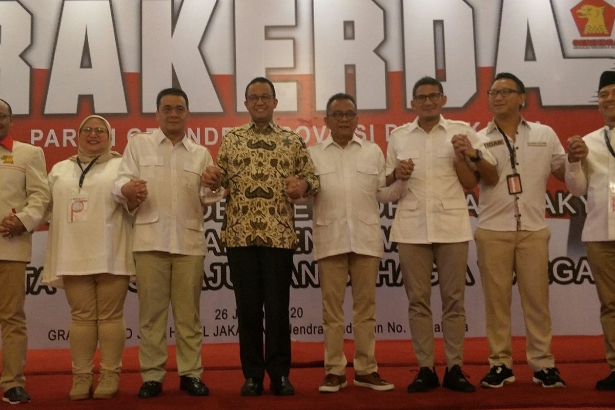 Calon wakil gubernur (cawagub) DKI Jakarta dari Partai Gerindra Ahmad Riza Patria (ketiga dari kiri) berdiri di samping Gubernur DKI Jakarta Anies Baswedan (keempat dari kiri) saat menghadiri pembukaan rakerda DPD Partai Gerindra DKI Jakarta di Hotel Grand Sahid Jaya, Jakarta Pusat, Minggu (26/1/2020).