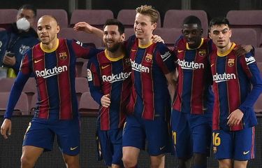 Para pemain Barcelona, termasuk Martin Braithwaite (paling kiri) merayakan gol Lionel Messi ke gawang Elche. Barcelona memangkas jarak dengan Real Madrid di klasemen Liga Spanyol setelah menorehkan kemenangan 3-0 atas Elche pada Kamis (25/2/2021).