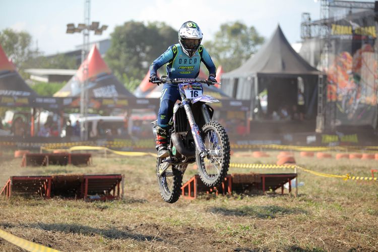 Rangkaian kejuaraan balap motocross bergengsi Trial Game Dirt 2024 bakal segera masuk seri ketiga di Yogyakarta, pada 23-24 Agustus mendatang. Berlokasi di Sirkuit Lapangan Jogja Expo Center (JEC), Bantul,