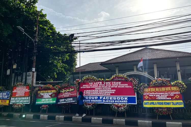 Karangan bunga bertuliskan dukungan terhadap Richard Eliezer Pudihang Lumiu atau Bharada E berjajaran depan Pengadilan Negeri (PN) Jakarta Selatan, Jalan Ampera Raya, Jakarta Selatan, Rabu (15/2/2023).