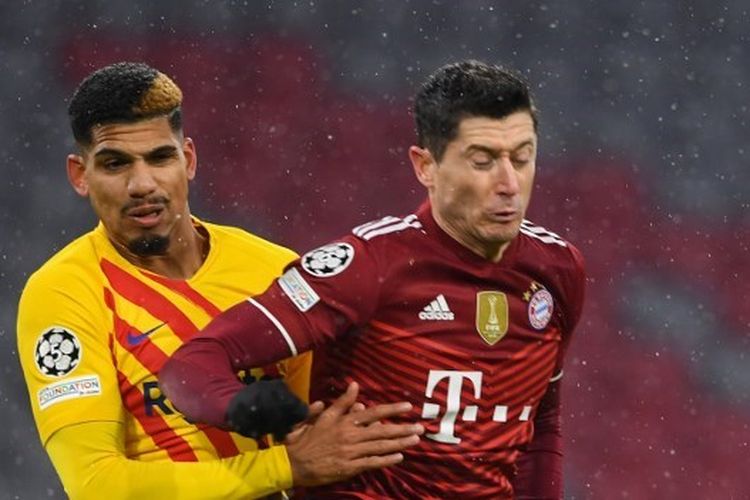 Bek Barcelona, Ronald Araujo, dan penyerang Bayern Muenchen, Robert Lewandowski, berebut bola dalam pertandingan Grup E Liga Champions pada Rabu (8/12/2021). 