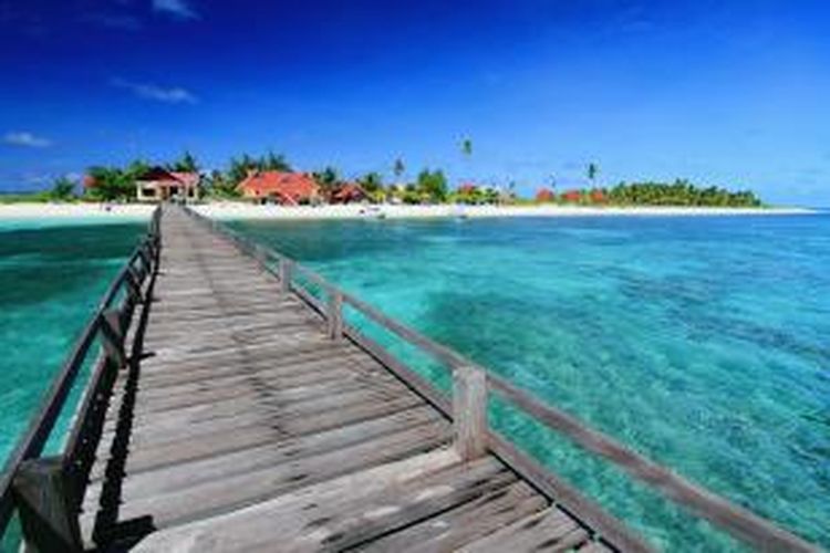 Jembatan di Pulau Tinabo, Taman Nasional Taka Bonerate, Kepulauan Selayar, Sulawesi Selatan.