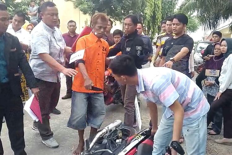 Salah satu pelaku menunukkan cara dia menusuk korban Firdaus dalam reka adegan kasus begal di Jalan Lintas Timur Palembang-Ogan Ilir tanggal 31 Juli 2019 lalu. Dalam peristiwa itu korban Firdaus tewas setelah ditusuk berulang kali oleh dua dari empat pelaku.