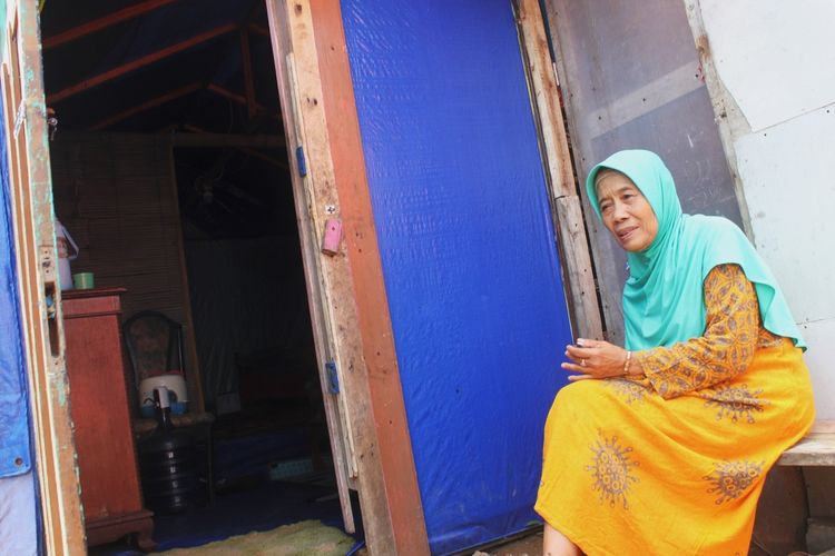 Edah (72), salah seorang penyintas gempa Cianjur, Jawa Barat tinggal di hunian darurat di kampung Barukaso, Cugenang, Cianjur.