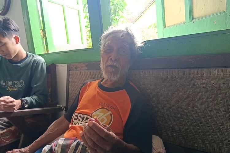 Penulis Buku, Soesilo Toer sekaligus adik dari sastrawan Pramoedya Ananta Toer saat ditemui di rumahnya, di Kelurahan Jetis, Kecamatan Blora, Kabupaten Blora, Jawa Tengah, Kamis (5/2/2026)