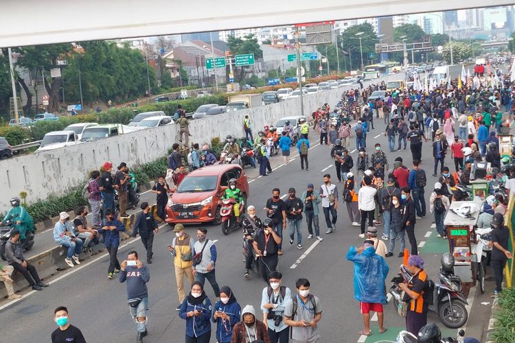 Jalan Gatot Subroto, Senayan, Tanah Abang, Jakarta Pusat, atau tepat di depan Gedung DPR/MPR RI, mulai terjadi kemacetan akibat massa aksi mahasiswa dan warga, pada Senin (11/4/2022) pukul 13.45