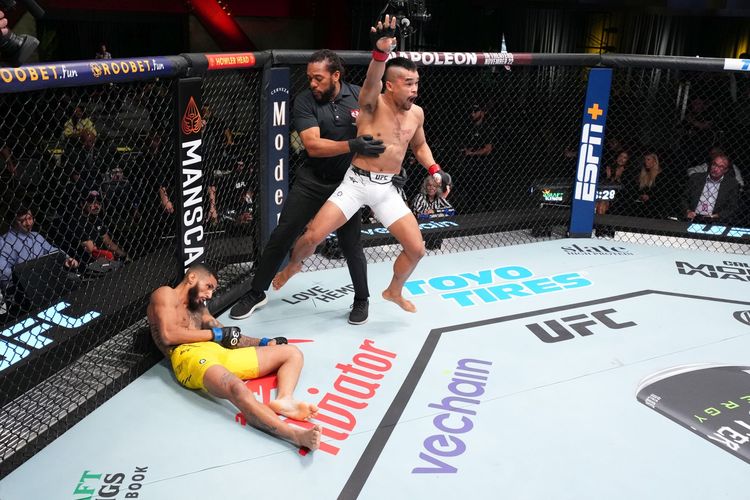 Petarung asal Indonesia, Jeka Saragih, merayakan kemenangan atas petarung asal Brasil, Lucas Si Singa Alexander di ajang UFC Vegas 82 yang digelar di UFC Apex, Nevada, Amerika Serikat, pada Minggu (19/11/2023) dini hari WIB.