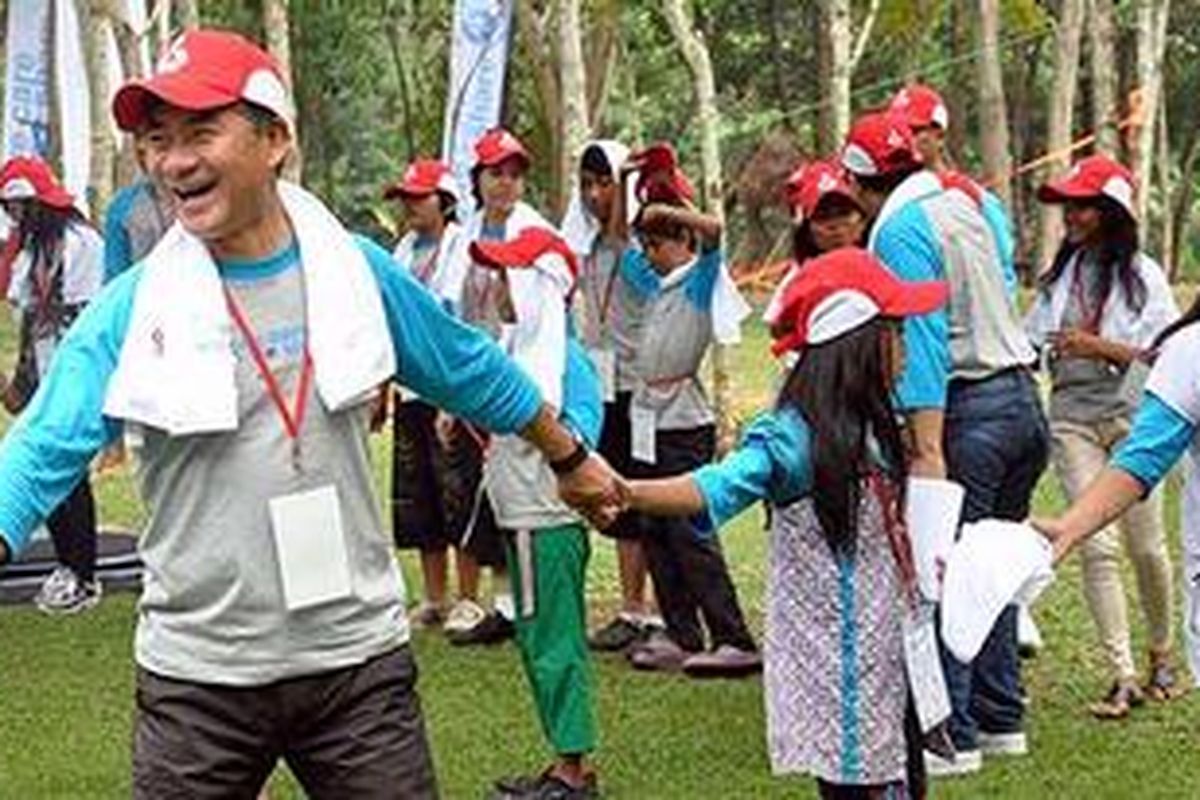 Hidemoto Mizuhara bermain bersama anak-akan panti asuhan