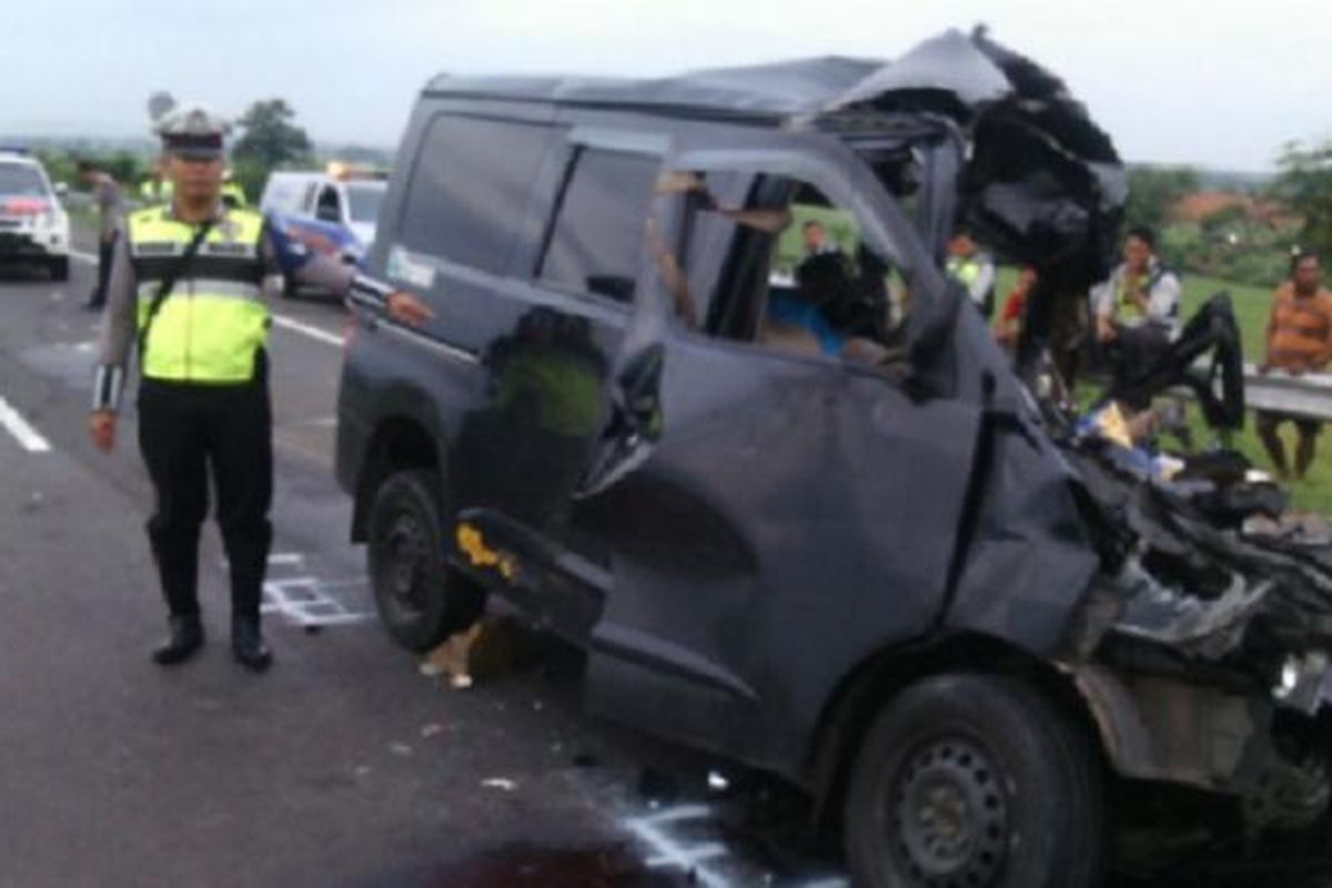 Kondisi mobil Daihatsu Luxio yang ringsek dalam kecelakaan maut di Tol Cipali, Minggu (15/1/2017) dini hari.