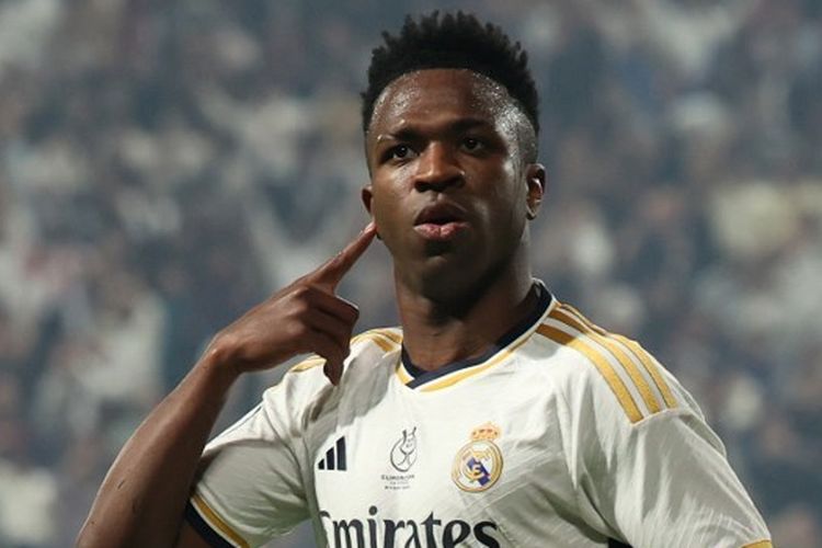 Penyerang Real Madrid, Vinicius Junior, berselebrasi seusai mencetak gol kedua dalam final Piala Super Spanyol 2024 yang mempertemukan Madrid vs Barcelona di Stadion Al-Awwal pada 14 Januari 2024.