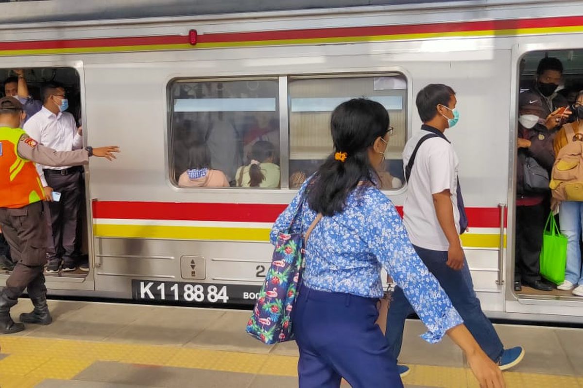 Kepadatan KRL tujuan Jakarta Kota di Stasiun Manggarai pada Senin (30/5/2022) setelah diterapkannya rute KRL baru.