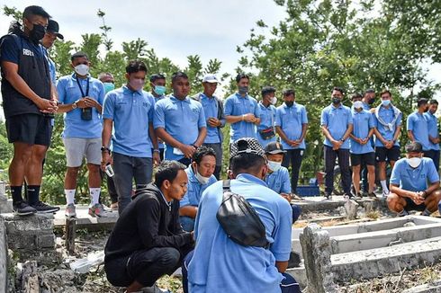 Jelang Seri Kedua Liga 1 2021, Skuad Persela Berziarah ke Makam Choirul Huda