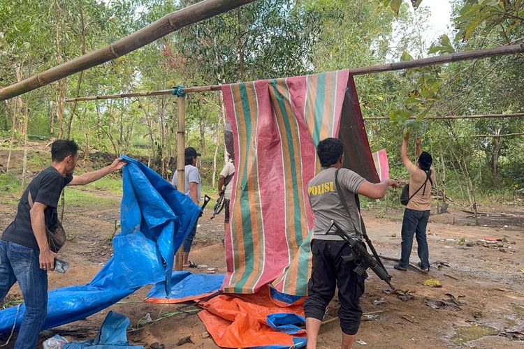 Anggota Polsek Ketapang Polres Sampang melakukan pembongkaran arena sabung ayam di Dusun Taman, Desa Ketapang Laok, Kecamatan Ketapang, Rabu (11/6/2025). 