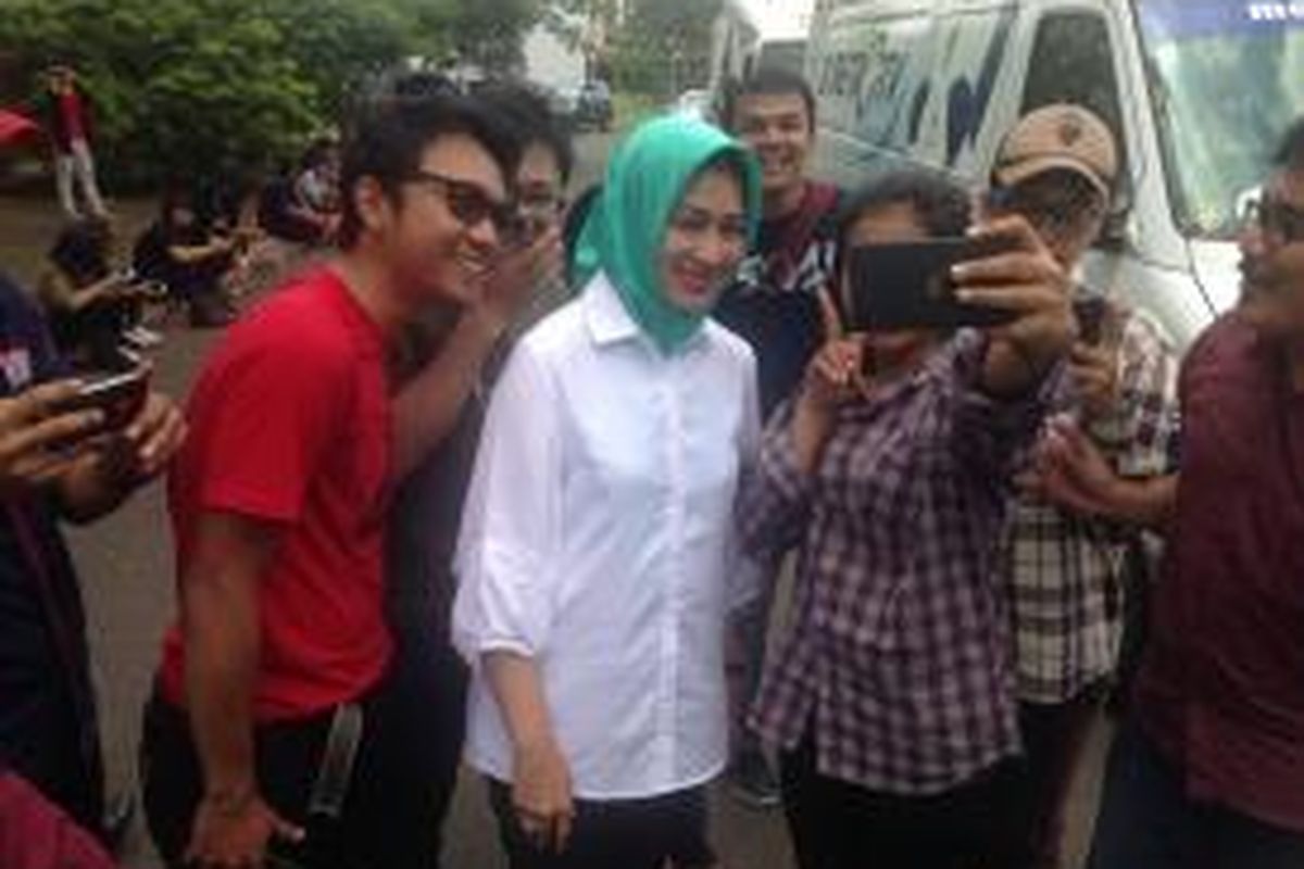 Calon wali kota Tangerang Selatan nomor urut tiga Airin Rachmi Diany menyempatkan waktu selfie dengan warga dan wartawan sambil menunggu waktu pencoblosan selesai di Sutera Narada, Alam Sutera, Tangerang Selatan, Rabu (9/12/2015). 


