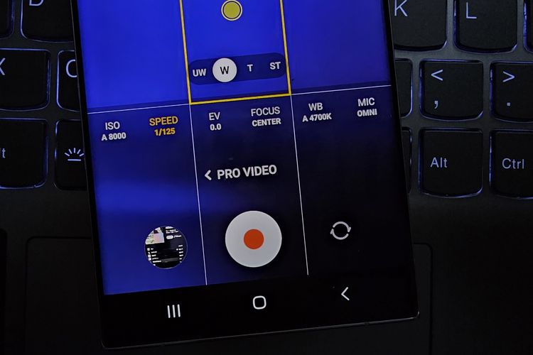 Fitur Pro-Video di Samsung Galaxy S23 Ultra. Pengguna bisa menyetel ISO, shutter speed, EV, white balance secara manual.