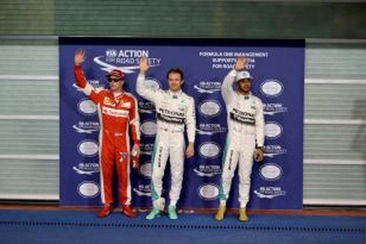 Pebalap Mercedes asal Jerman, Nico Rosberg (tengah), berpose bersama rekan satu timnya, Lewis Hamilton (kanan), dan pebalap Ferrari, Kimi Raikkonen, setelah meraih pole position dengan mencatat waktu tercepat pada sesi kualifikasi GP Abu Dhabi di Sirkuit Yas Marina, Sabtu (28/11/2015).