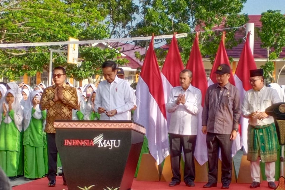 Presiden Republik Indonesia Joko Widodo  meresmikan MTs Negeri 3 Pekanbaru, Riau, Jumat (21/2/2020). Jokowi didampingi Menteri PUPR Basuki Hadimuljono, Kepala Kantor Staf Presiden Moeldoko.