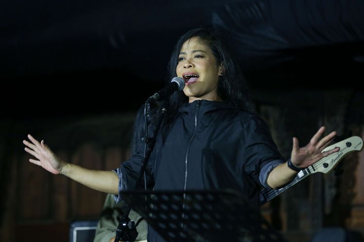 Kikan Cokelat tampil dalam acara Gitaris untuk Negeri: Donasi Gempa Cianjur di Bentara Budaya Jakarta, Rabu (7/12/2022). Sebanyak 59 musisi menyajikan musik kolaborasi di atas panggung konser amal untuk korban gempa Cianjur secara sukarela.