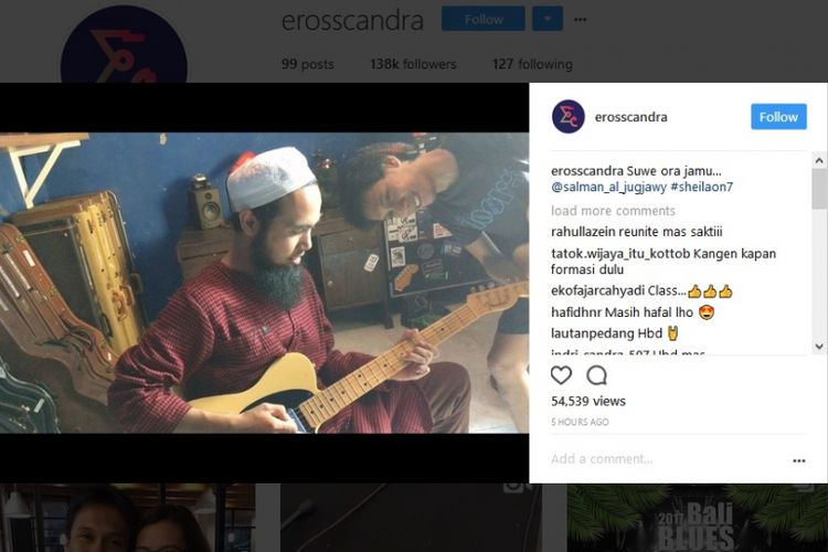 Sakti dan Erros Candra tampak bermain gitar bersama, Senin (3/7/2017).