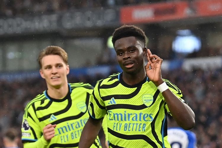 Selebrasi Bukayo Saka usai mencetak gol dalam laga pekan ke-32 Liga Inggris 2023-2024 antara Brighton vs Arsenal di American Express Community Stadium, 6 April 2024. (Photo by Glyn KIRK / AFP) 