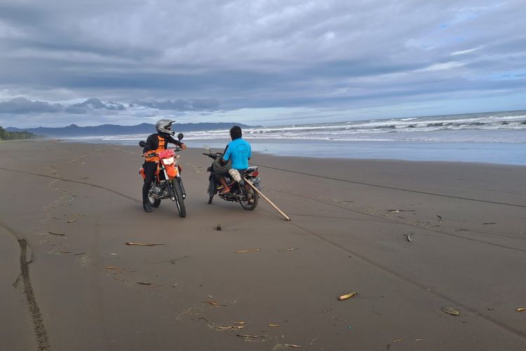 Tim SAR gabungan menyisir pantai di Cilacap, Jawa Tengah, Sabtu (16/3/2024).