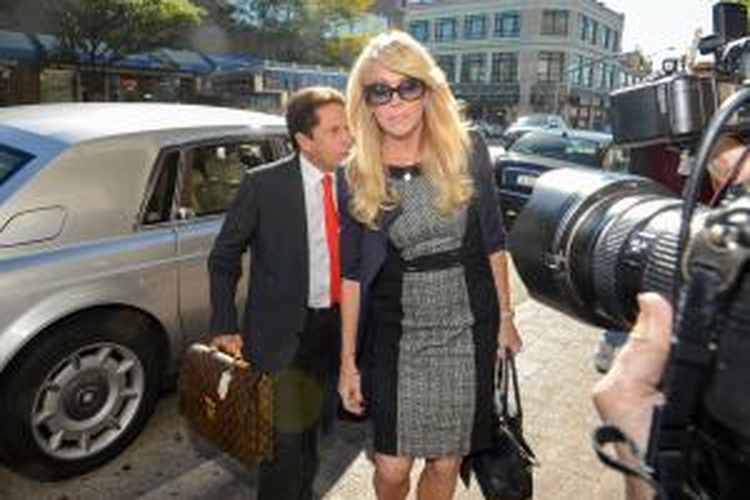 Ibu dari artis film Lindsay Lohan, Dina Lohan (50), hadir di Pengadilan Hempstead, New York, Amerika, Selasa (24/9/2013), setelah dihentikan polisi karena mengemudi dengan kecepatan tinggi beberapa waktu lalu. Uji nafas Dina juga menunjukkan kadar konsumsi alkohol yang tinggi. Pengadilan tidak menahan Dina, tetapi mencabut SIM-nya.