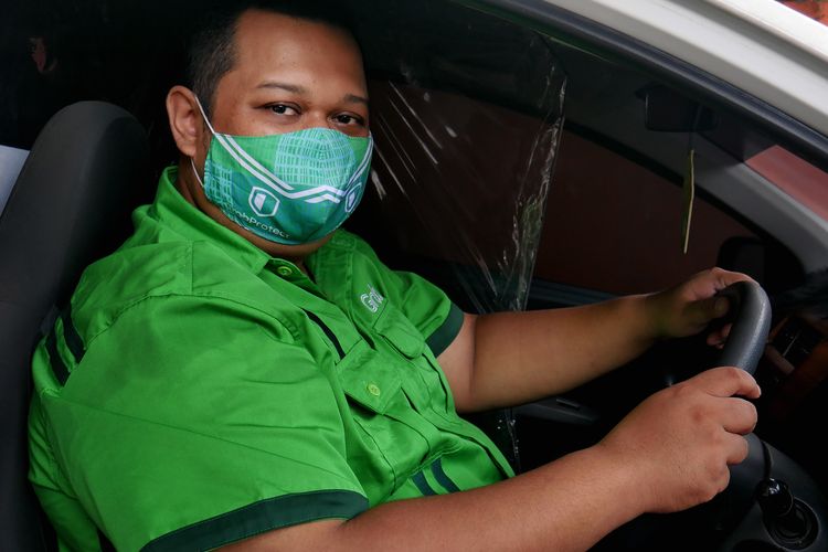 Bekerja sebagai pegawai kantoran, Robertus Satya memilih pekerjaan sampingan sebagai mitra pengemudi GrabCar di Yogyakarta.