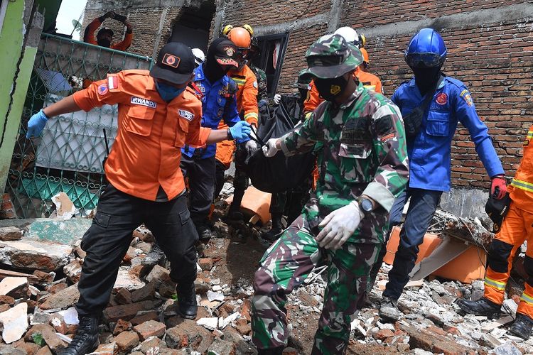 Tim SAR gabungan mengevakuasi jenazah korban gempa bumi magnitudo 6,2 di Mamuju, Sulawesi Barat, Sabtu (16/1/2021). ANTARA FOTO/Sigid Kurniawan/rwa.