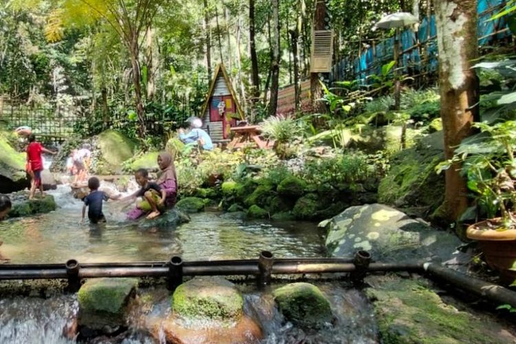 Pesona wisata Curug Ciputrawangi di Sumedang, Jawa Barat. Tempat wisata menyediakan tempat berkemah maupun bermain air.