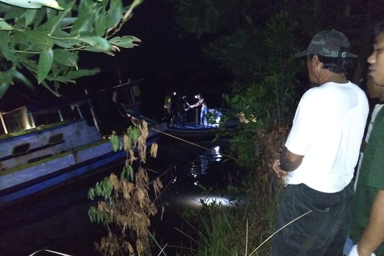 Tim gabungan menyisir lokasi hilangnya korban diterkam buaya di Desa Selingsing, Belitung Timur, Senin (17/6/2019) malam.