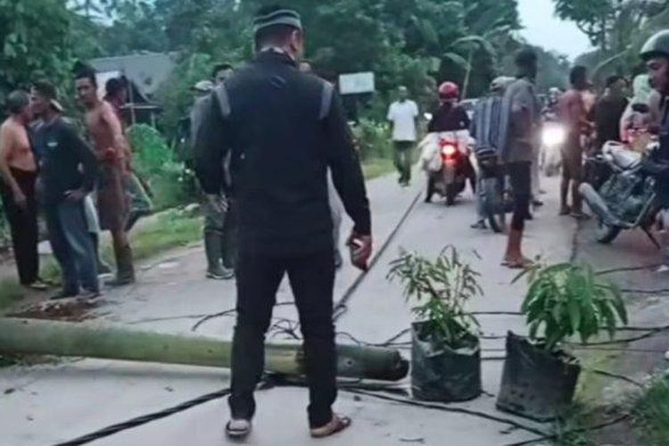 ibu dan anak saat tertimpa tiang listrik di Jalan Pacul, Kelurahan Cengkeh Turi, Kecamatan Binjai Utara, Kota Binjai, Sumatera Utara, Rabu (15/1/2025) sore.    
