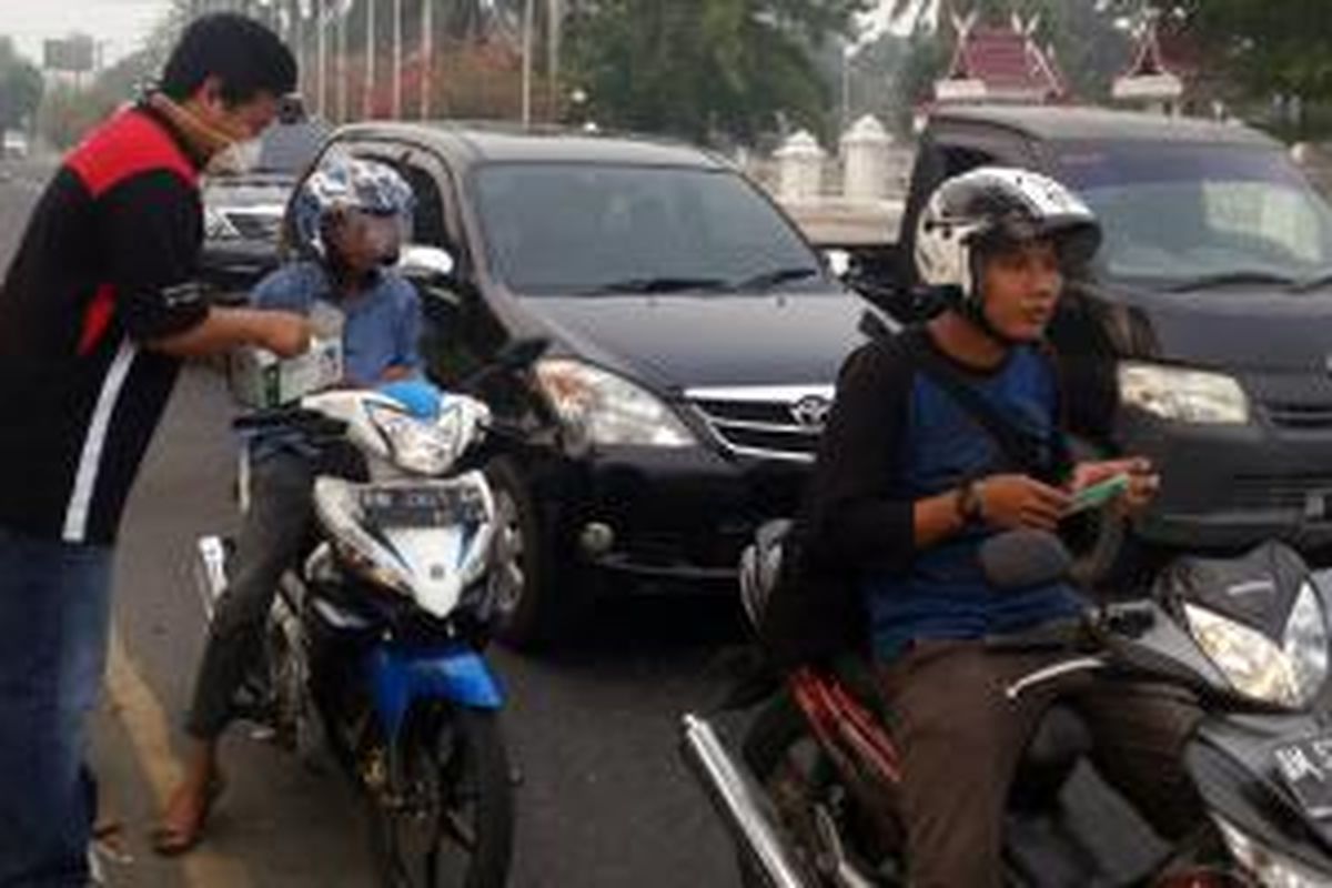 Aksi Velozity (Veloz Community) membagikan masker pelindung pernapasan kepada masyarakat di Pekanbaru, Riau.