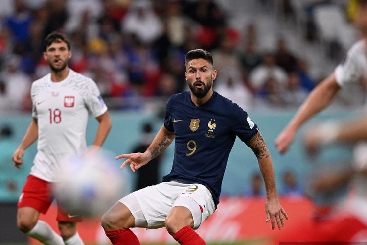 Penyerang Perancis Olivier Giroud (tengah) melihat bola pada pertandingan babak 16 besar Piala Dunia 2022 Qatar antara Perancis vs Polandia di Stadion Al-Thumama di Doha pada Minggu 4 Desember 2022.