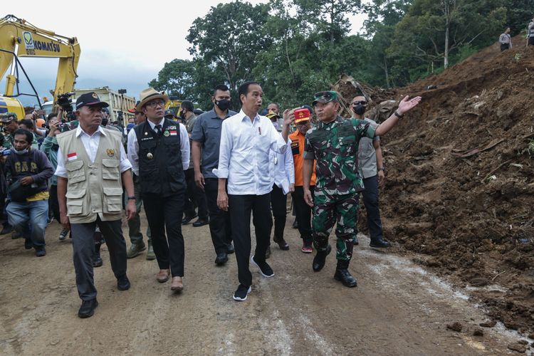 Presiden RI Joko Widodo didampingi Gubernur Jawa Barat Ridwan Kamil dan Kepala Staf Angkatan Darat Jenderal Dudung Abdurachman meninjau lokasi longsor akibat gempa di Kampung Pos, Desa Cijedil, Kecamatan Cugenang, Kabupaten Cianjur, Jawa Barat, Selasa (22/11/2022). Sedikitnya 162 orang meninggal dunia, 326 warga luka-luka, dan 13.784 orang mengungsi akibat gempa bermagnitudo 5,6 di Cianjur.