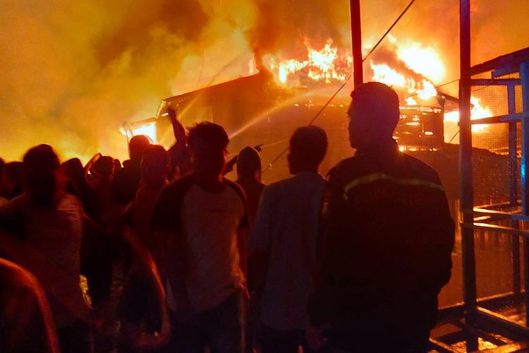 Kebakaran menghanguskan 11 unit rumah warga di Jalan Karya Pulai, Kepenghuluan Teluk Pulai, Kecamatan Pasir Limau Kapas, Kabupaten Rokan Hilir (Rohil), Riau, Kamis (13/7/2023), sekitar pukul 00.30 WIB.