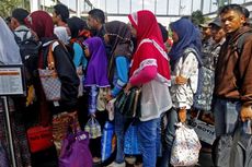 Calon Pemudik Mulai Memadati Stasiun Pasar Senen