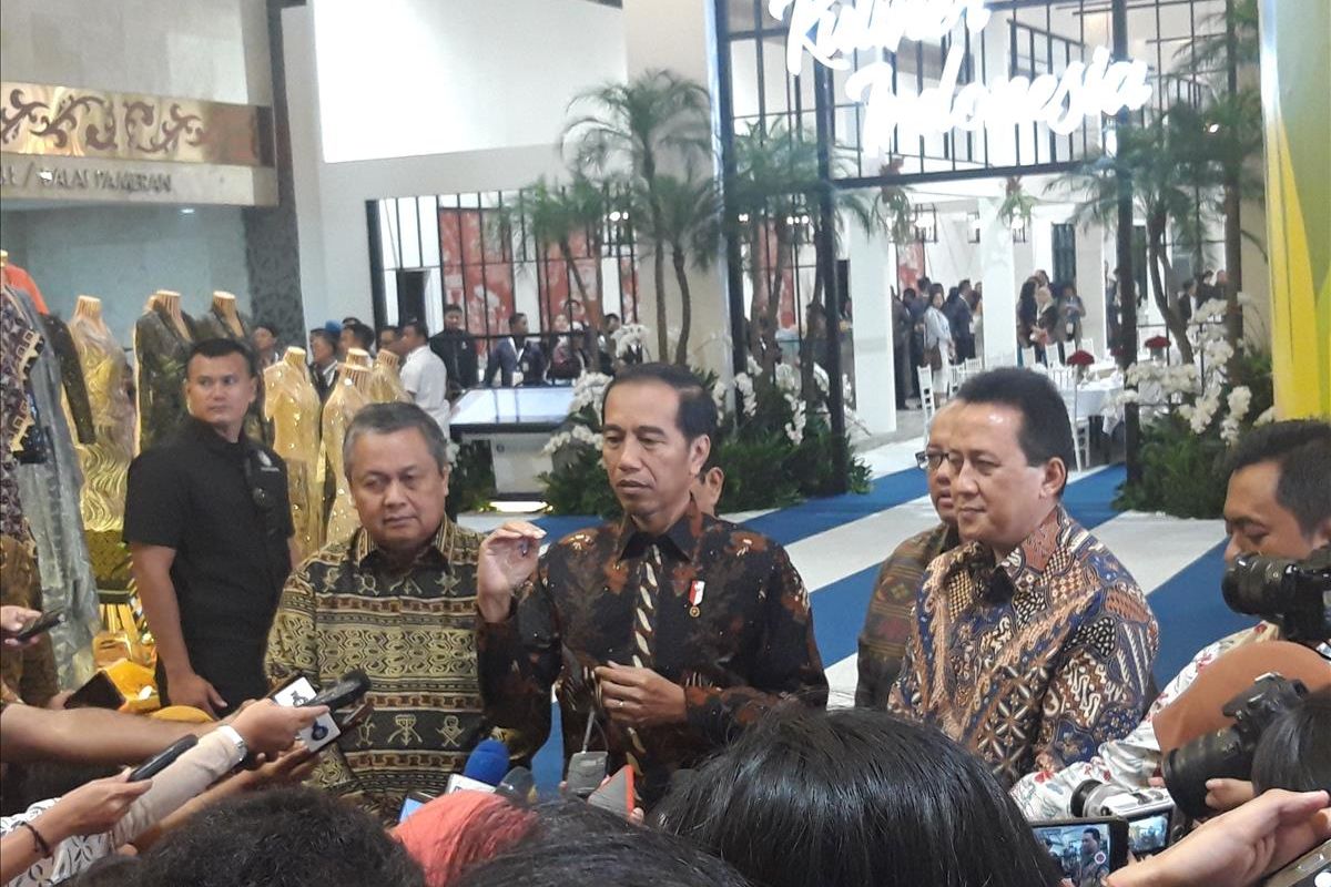 Gubernur Bank Indonesia Perry Warjiyo, Presiden Joko Widodo, dan Kepala Bekraf Triawan Munaf di Jakarta, Jumat (12/7/2019).
