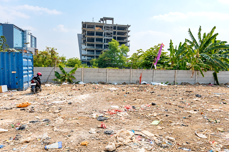 Kondisi lahan terbuka di Jalan Inspeksi BKT, Desa Pusaka Rakyat, Kecamatan Tarumajaya, Kabupaten Bekasi, yang sebelumnya digunakan untuk memarkir sejumlah motor trail diduga milik BGN. Selasa (20/10/2026).