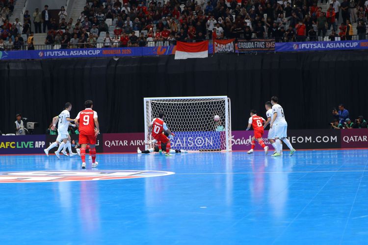 Penyerang timnas futsal Indonesia, Firman Adriansyah berhasil mencetak gol ke gawang Kirgistan lewat tendangan pinalti dalam ajang AFC Futsal ASIAN CUP 2026 di Indonesia Arena, Jakarta Pusat, Kamis (29/1/2026). Indonesia lolos ke babak 8 besar setelah mengalahkan Kirgistan.