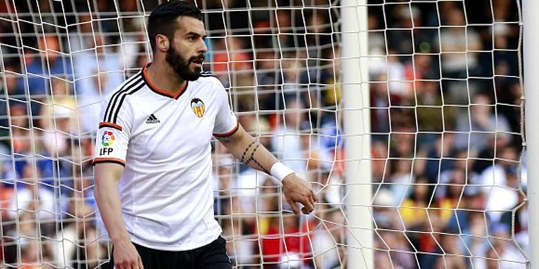 Striker Valencia, Alvaro Negredo, gagal mencetak gol pada laga versus Villarreal, Minggu (5/4/2015). 