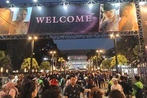 Iseng Buka Jasa Foto Polaroid di Konser Blackpink, Dua Fans Ini Raup Cuan di GBK
