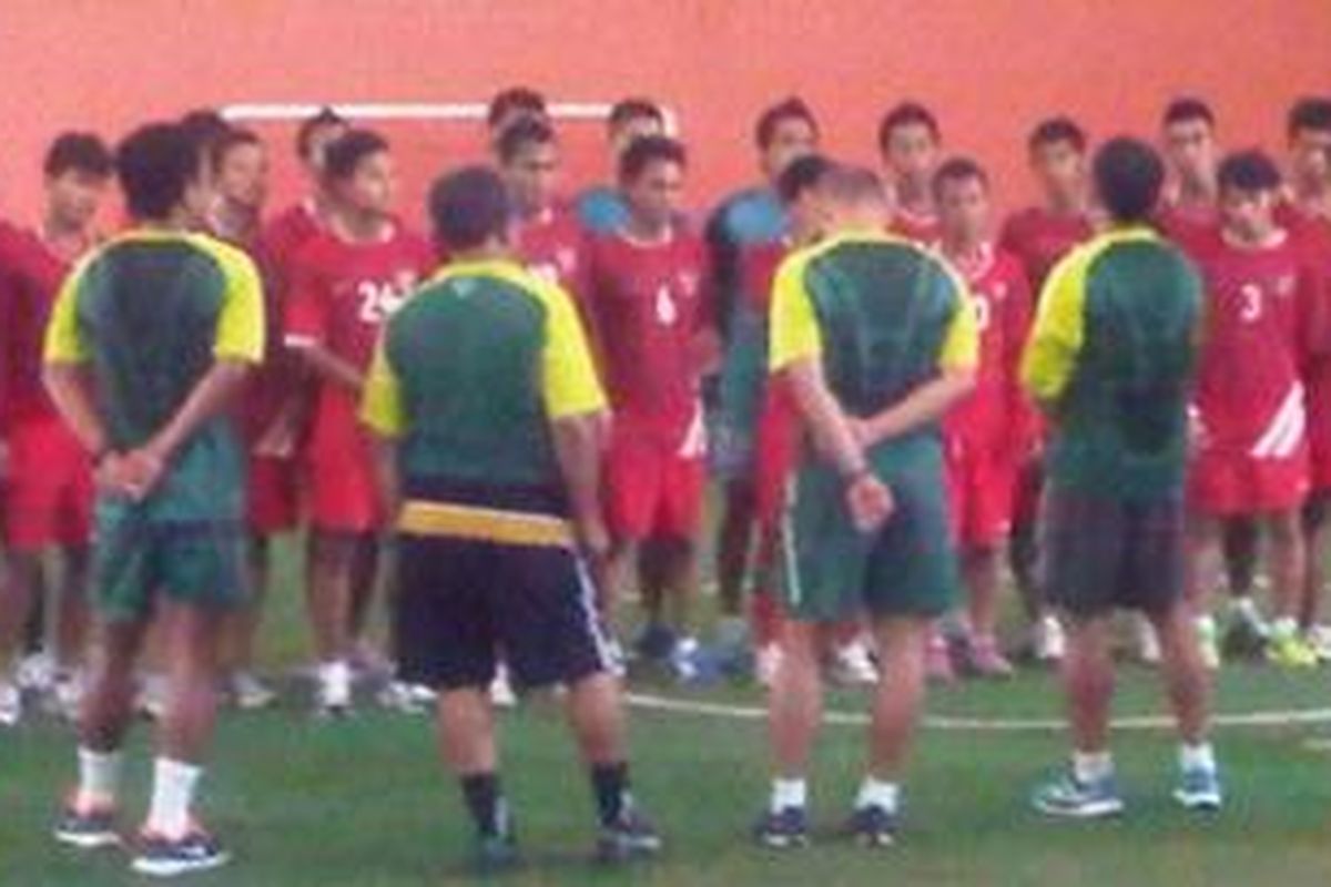 Skuad timnas U-22 saat menjalani latihan menjelang laga kedua kualifikasi Grup E Piala Asia U-22, melawan Timor Leste, Sabtu (7/7/2012).