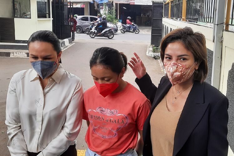 Nikita Mirzani mendatangi Pengadilan Negeri Jakarta Selatan untuk menjalani sidang sebagai saksi dalam kasus dugaan pencemaran nama baik oleh Indra Tarigan.
