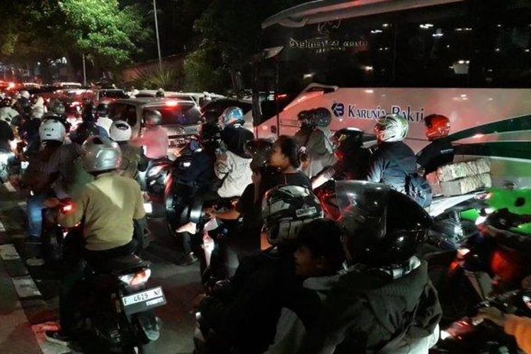 Pengendara terjebak macet total di Puncak, Kabupaten Bogor, pada Minggu (16/9/2024) malam. Warga menyebut, kemacetan ini telah berlangsung selama berjam-jam.