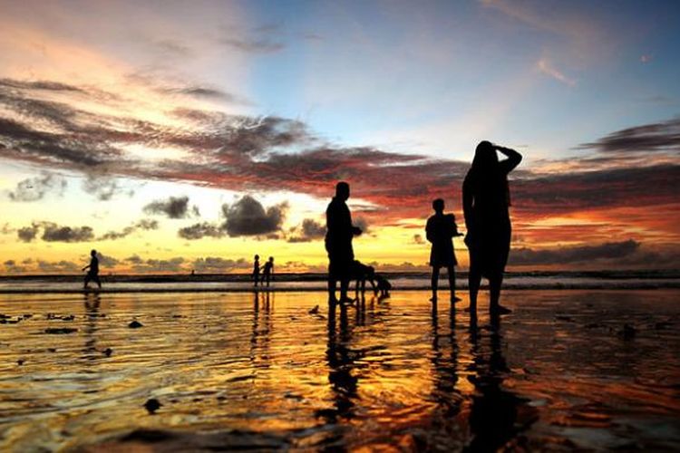 Panorama langit dan laut di Pantai Kuta, Bali Jumat (17/2/2017).