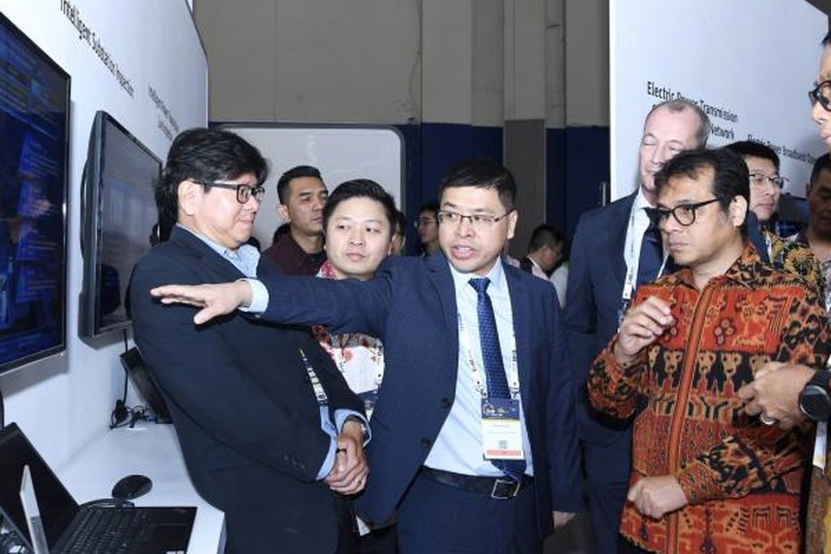 Ketua Dewan Pengawas Masyarakat Ketenagalistrikan Indonesia (MKI) sekaligus Direktur Utama PT PLN (Persero) Darmawan Prasodjo sedang menjelaskan tentang sistem yang ada di salah satu stan Pameran Ekosistem Ketenagalistrikan Nasional kepada Wakil Menteri Komunikasi dan Informatika (Wamenkominfo) Nezar Patria di ICE BSD City, Tangerang, Banten, Selasa (14/11/2023).