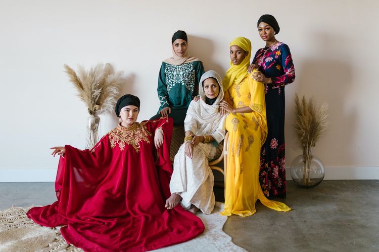 Perempuan Qatar memiliki gaya busana yang modis meski sebagian besar tubuhnya tertutup