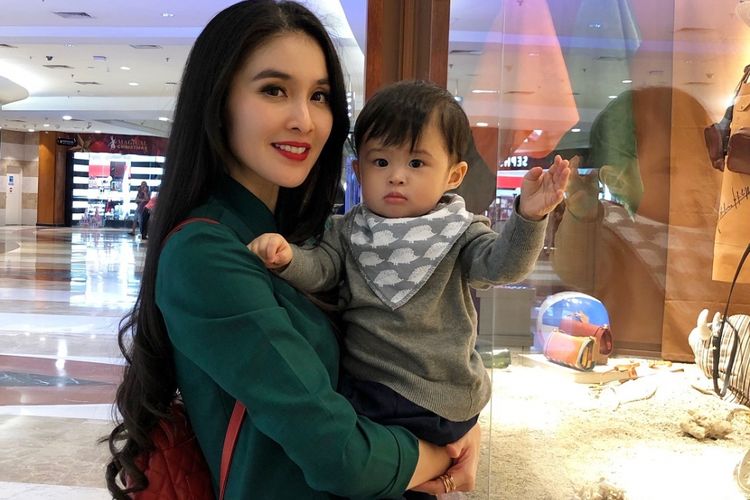 Potret kebersamaan aktris Sandra Dewi bersama putranya, Raphael Moeis yang diunggah ke akun Instagram @raphaelmoeis.
